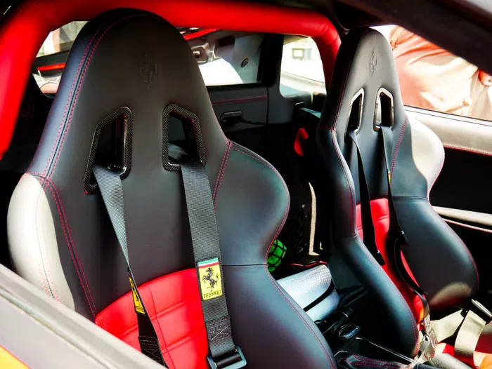 Les sièges baquets avec harnais de la Ferrari
