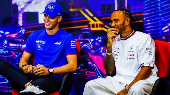 , Ceci circule sur le web  : F1 : Le clan Schumacher lâche une bombe sur l’avenir de Lewis Hamilton