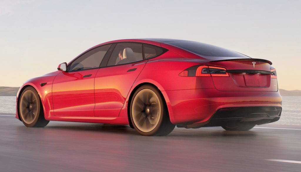   Tesla Model S Plaid fait passer plus de 160 mi/h sur l'autoroute comme un jeu d'enfant