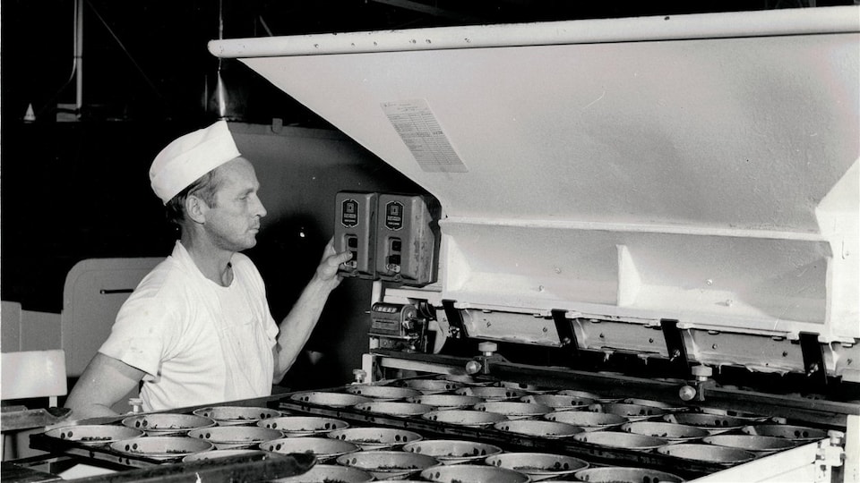 Un employé en pleine action à l'usine de gâteaux Vachon dans les années 60