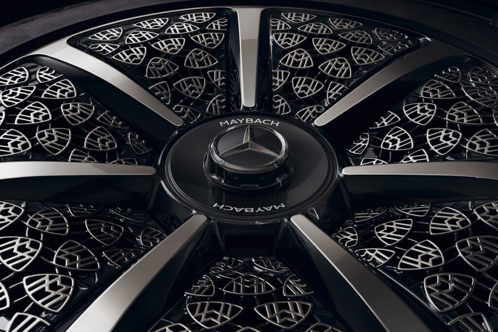 La-nouvelle-Mercedes-Maybach-Night-Series-veut-rivaliser-avec-Rolls-Royce-Black