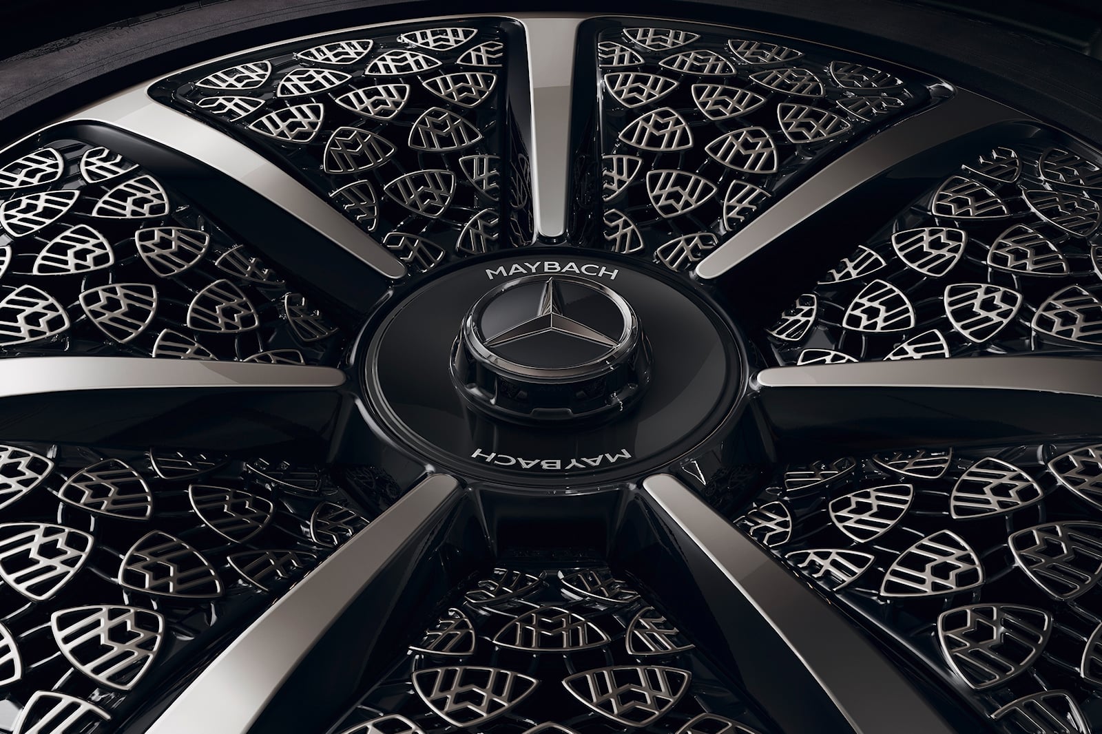 , La nouvelle Mercedes-Maybach Night Series veut rivaliser avec Rolls-Royce Black Badge
