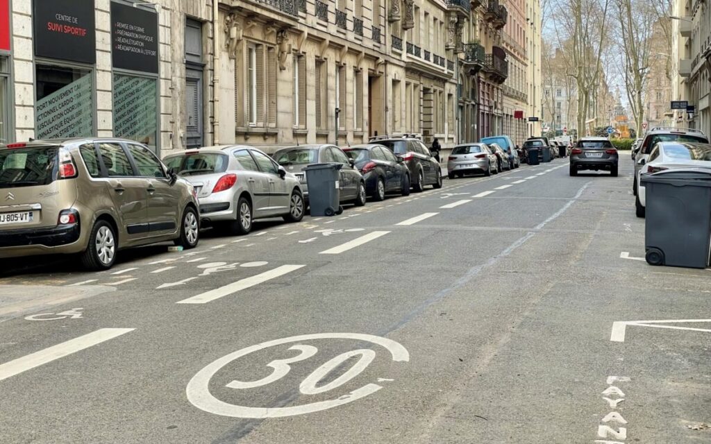 , Sur internet  : Les propriétaires de SUV devront payer plus pour stationner à Lyon